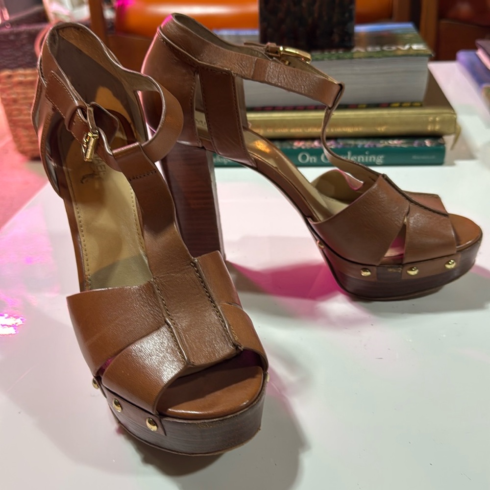 Michael Kors size 8 platform tan color